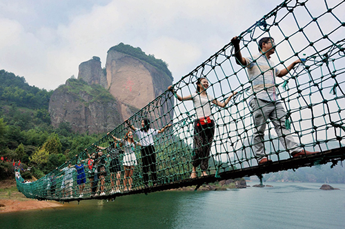 国家旅游局10月7日发布国庆假日旅游市场情况报告，2016年国庆黄金周，旅游市场需求旺盛，运行秩序整体平稳，全国共接待游客5.93亿人次，同比增长12.8%，累计旅游收入4822亿元，同比增长14.4%。