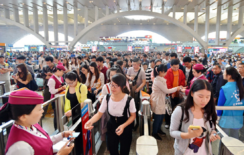 5月2日，旅客在石家庄火车站通过检票口。当日是“五一”假期的最后一天，全国各地迎来返程客流高峰。