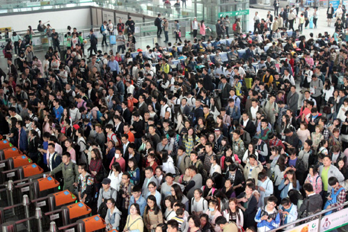 5月2日，旅客在江苏苏州火车站候车大厅内等候乘车。